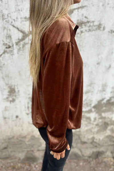 Amaryllis – Elegant og trendy fløjlsbluse